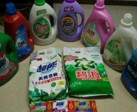 洗衣服用洗衣粉還是洗衣液好？聽(tīng)完保潔阿姨的分析，后悔知道晚了